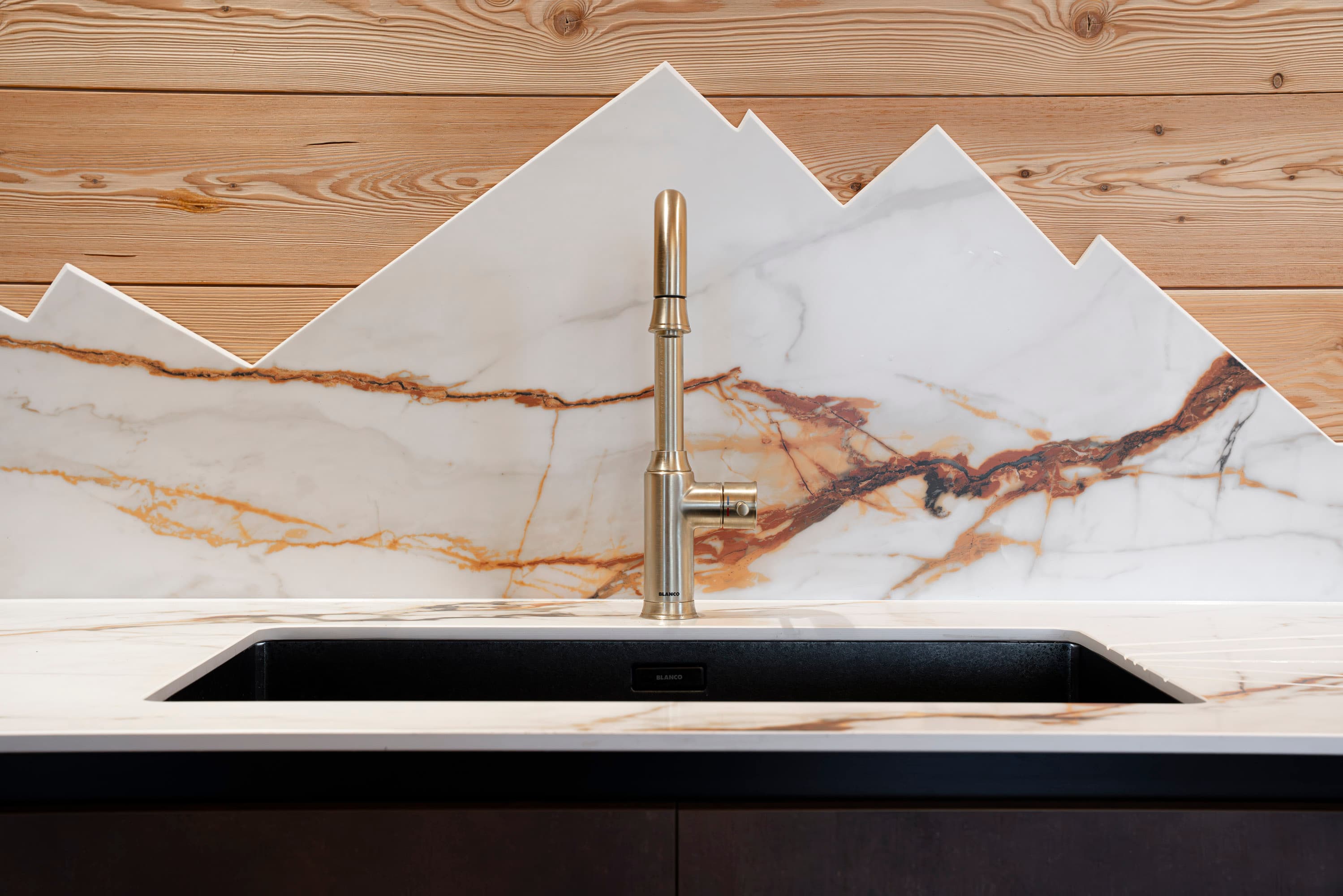 Gros plan de l'évier et de la crédence en marbre Calacatta sculptée en forme de sommets