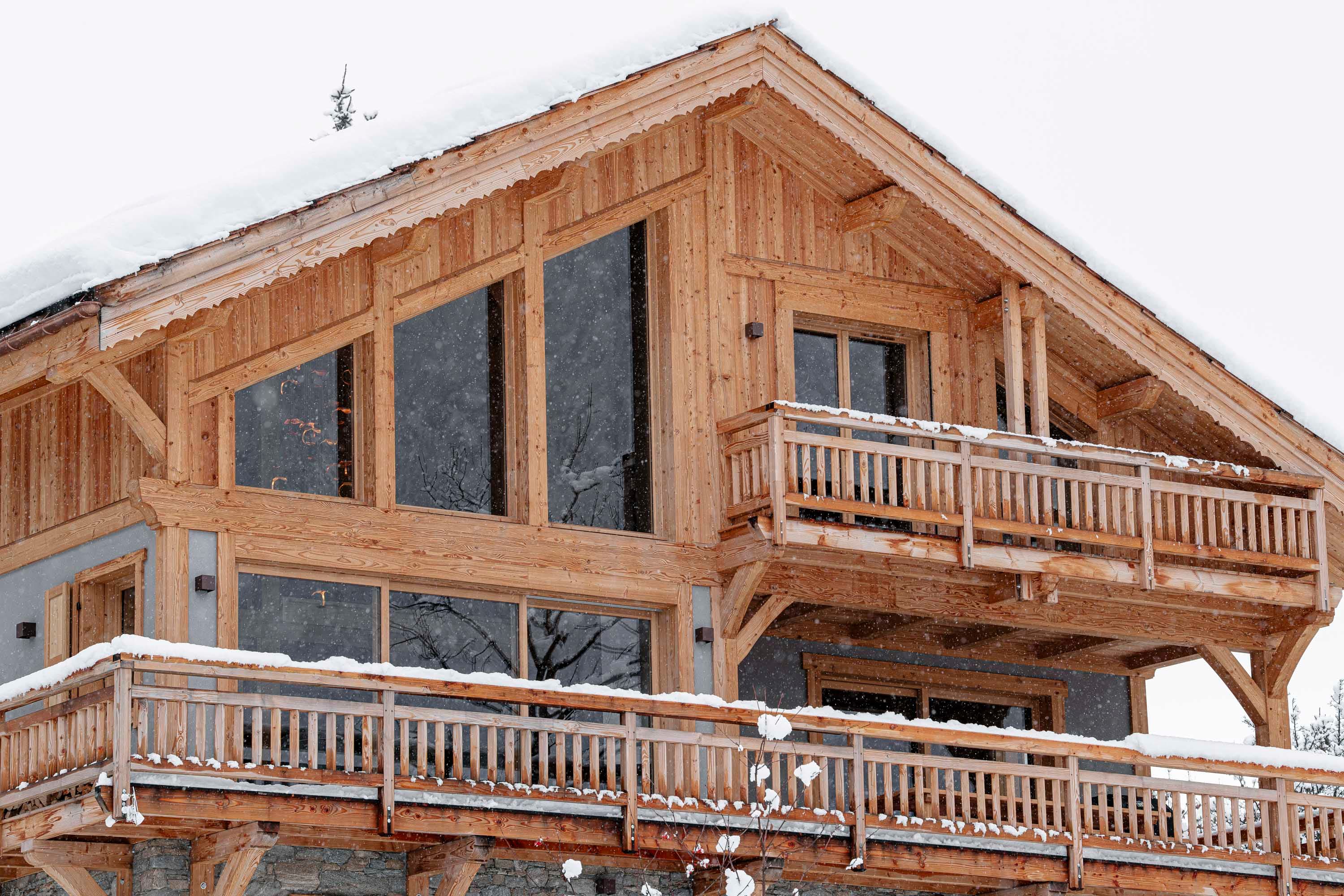 Détail de la façade avec balcon en bois et charpente apparente
