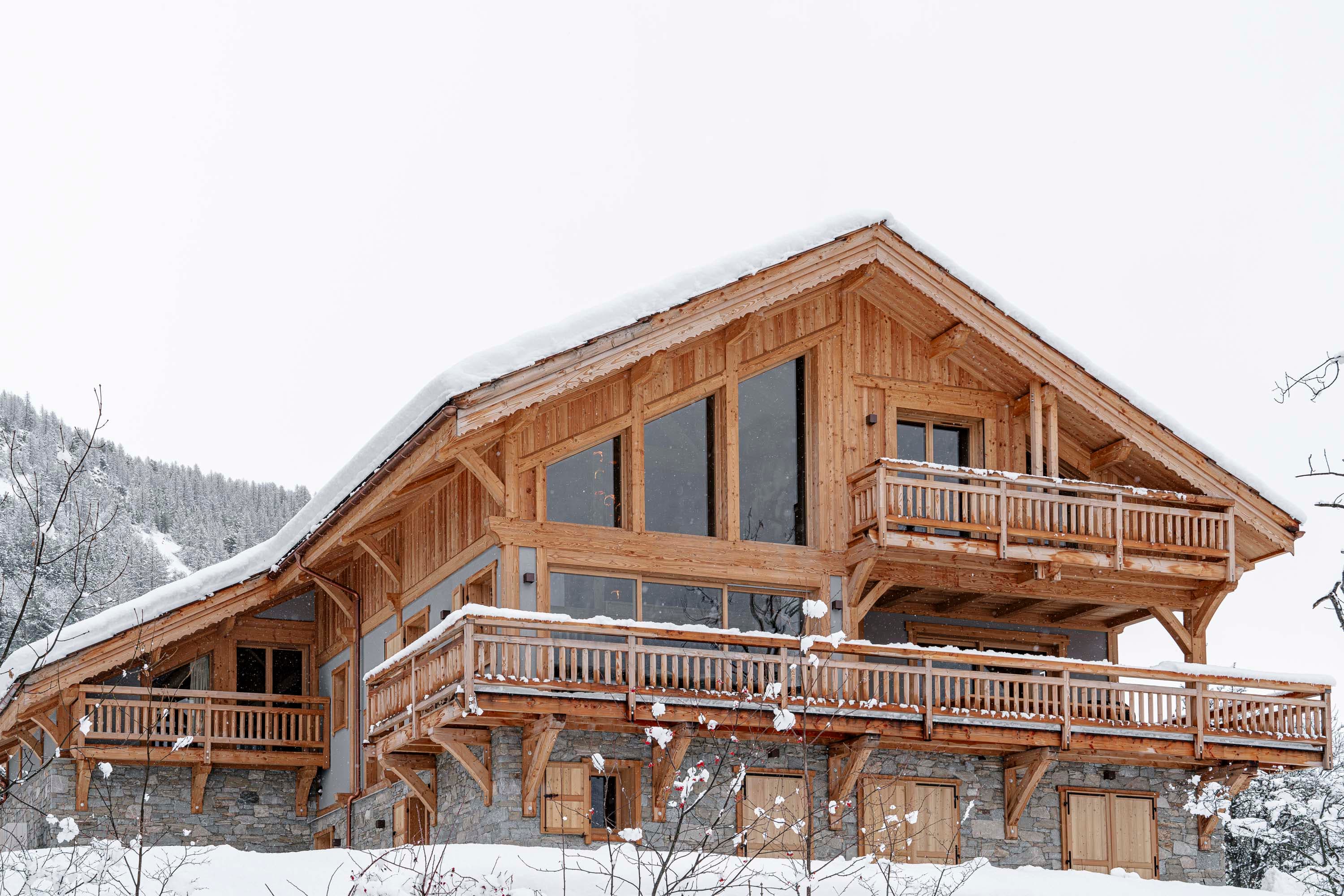 Chalet vu de face, ossature bois et soubassement en pierre naturelle
