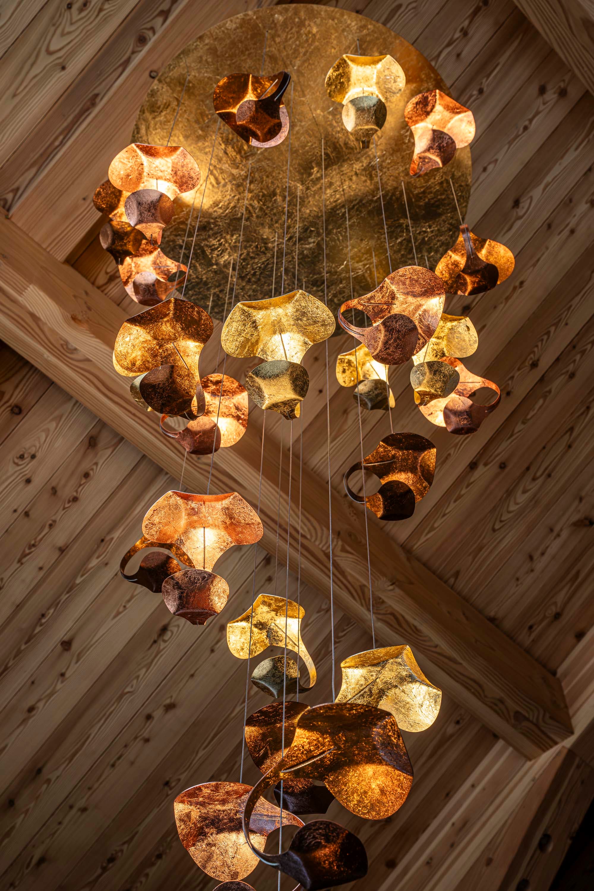 Suspension sculpturale dorée en cascade vue du dessous