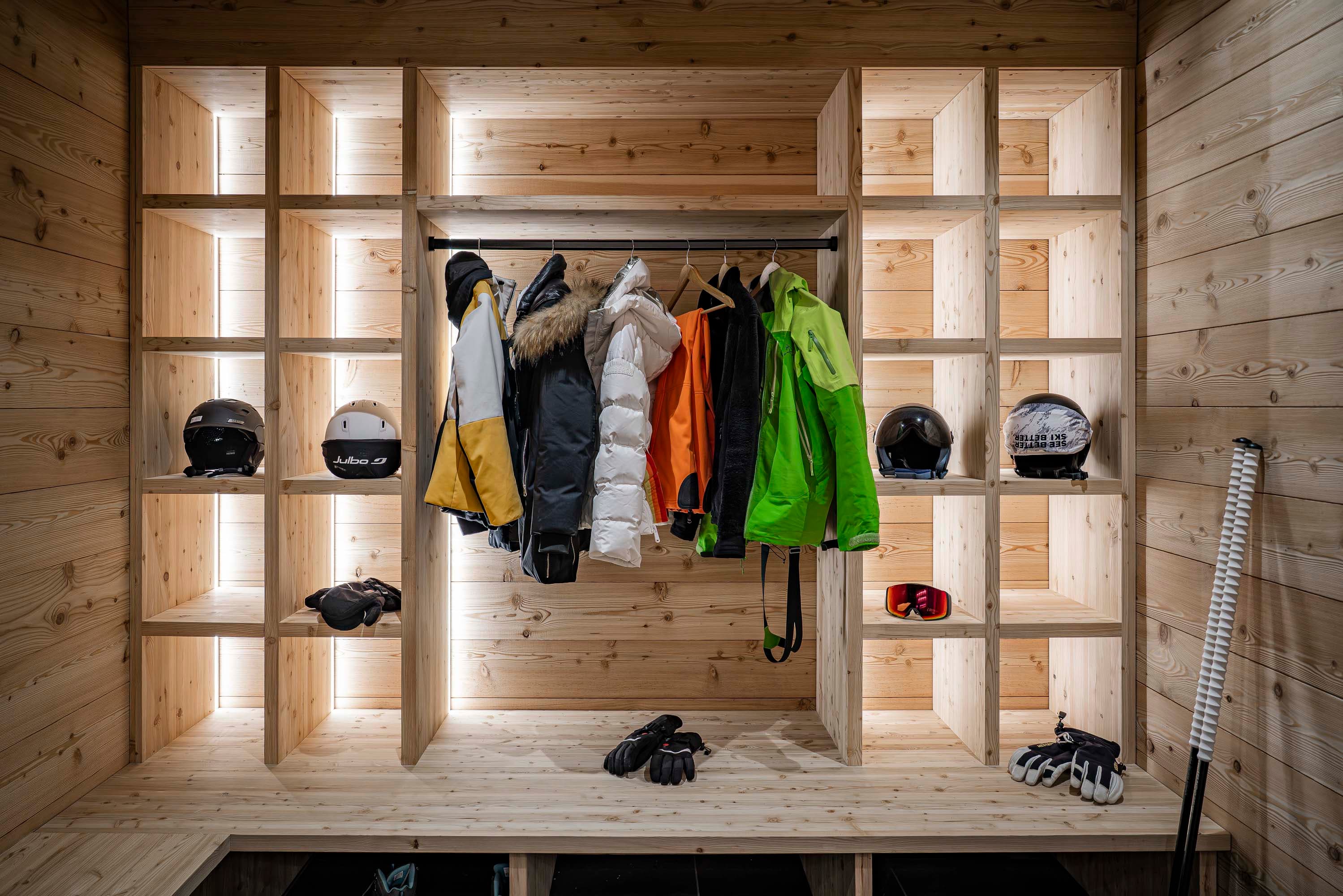 Consigne à ski avec casiers éclairés, doudounes, casques et bâtons rangés