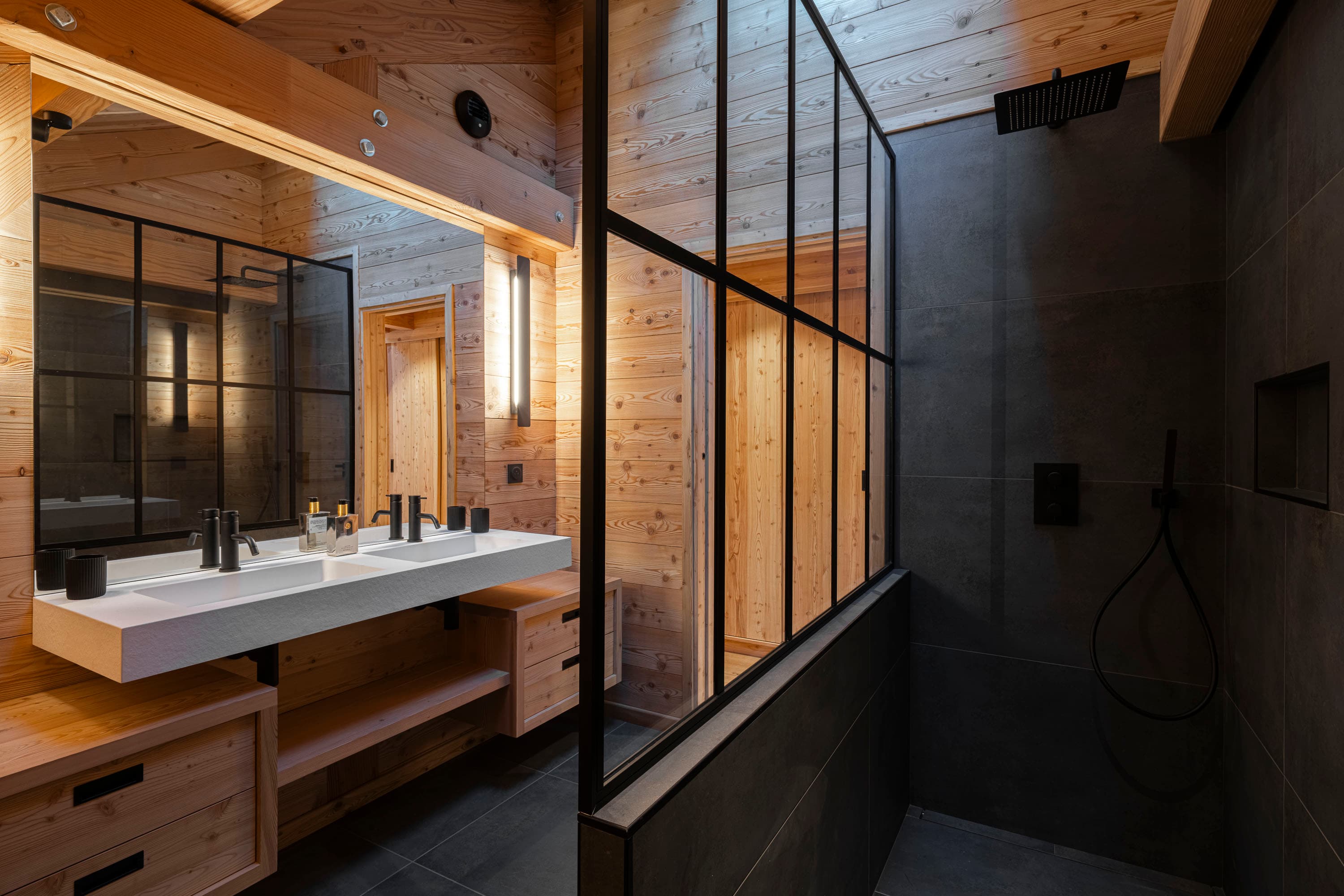 Salle d'eau avec vasque, verrière noire style atelier et douche en carrelage sombre