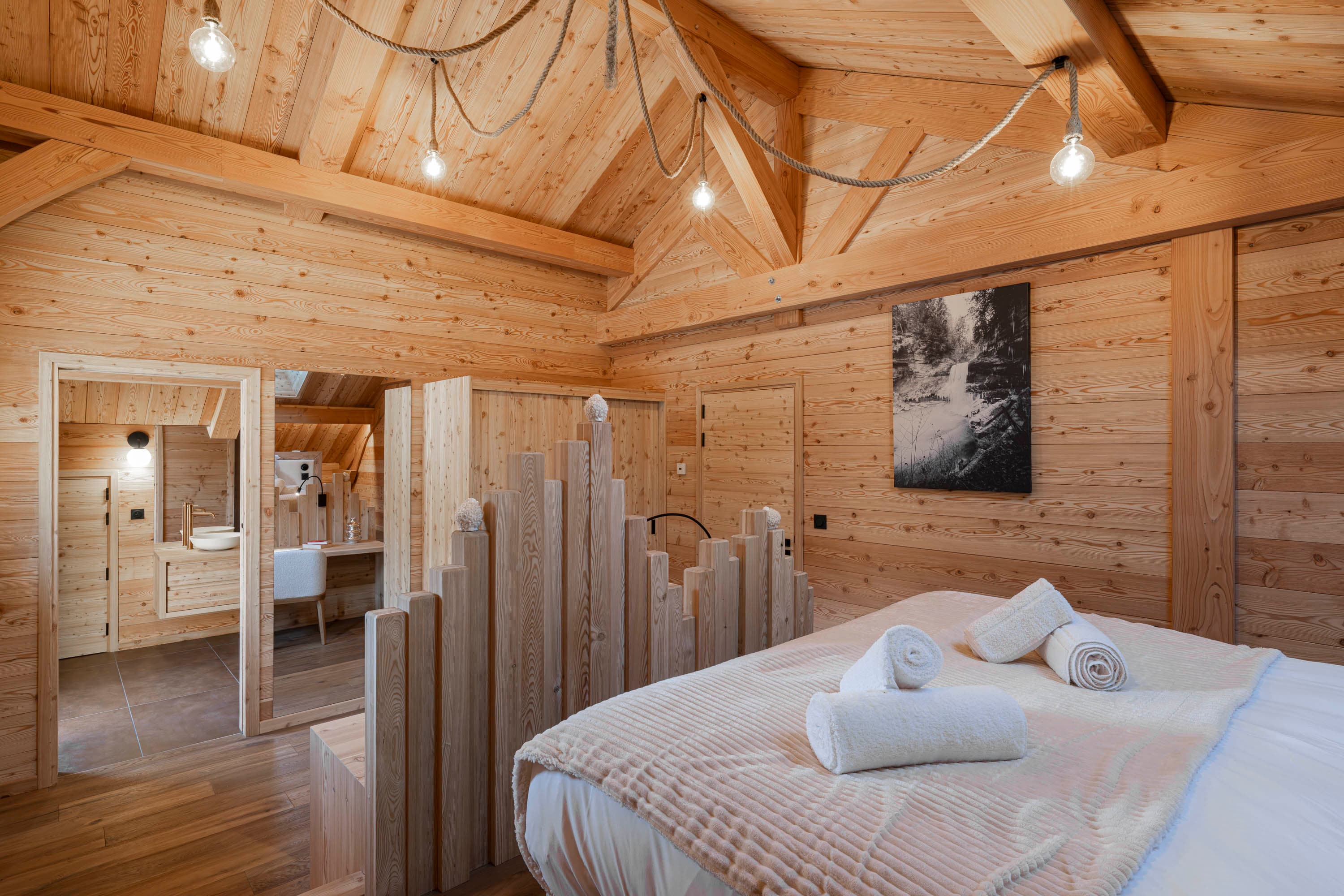 Chambre 3 avec lit, accès salle de bain et guirlande lumineuse au plafond